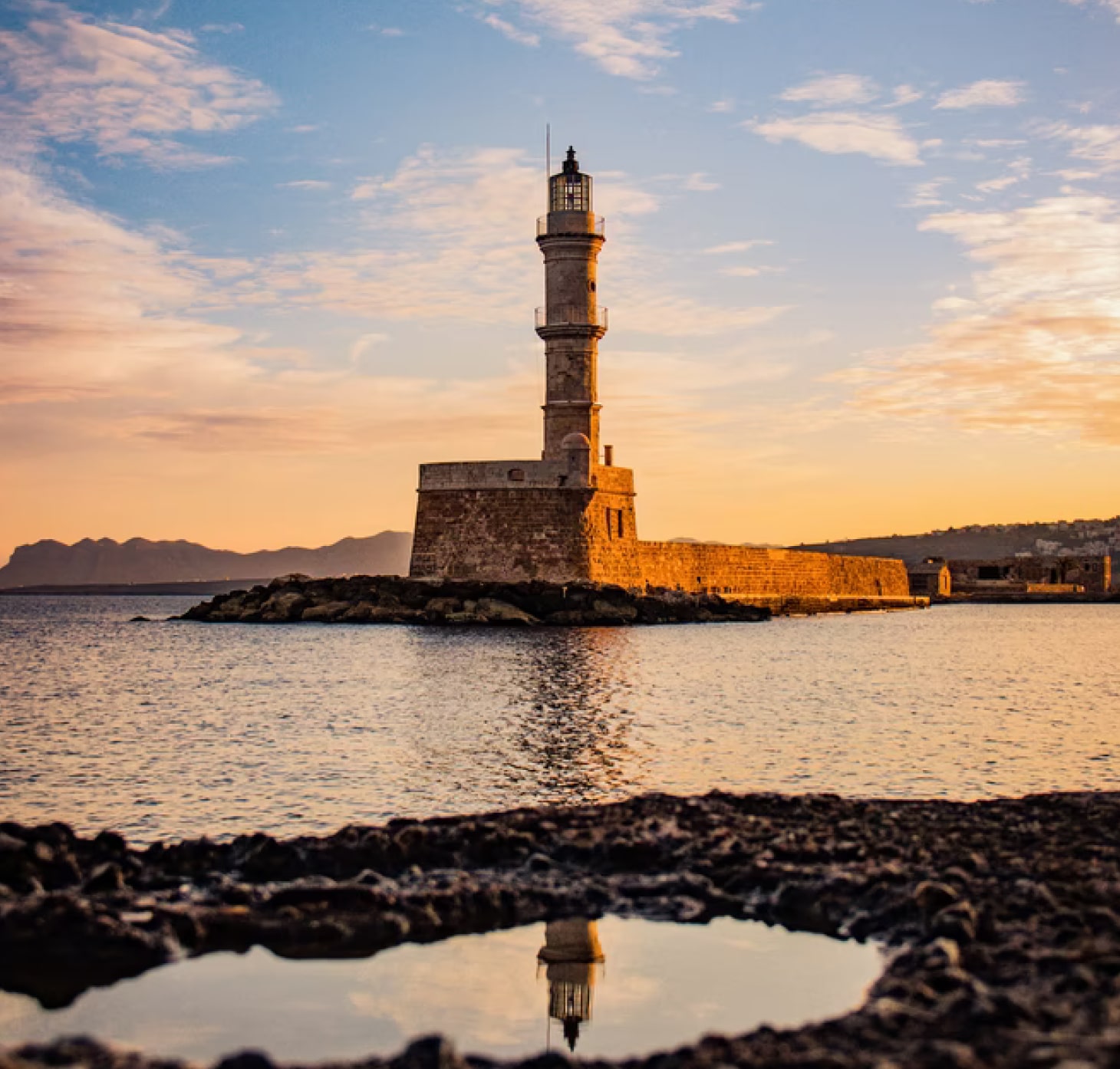 Un phare avec un couché de soleil